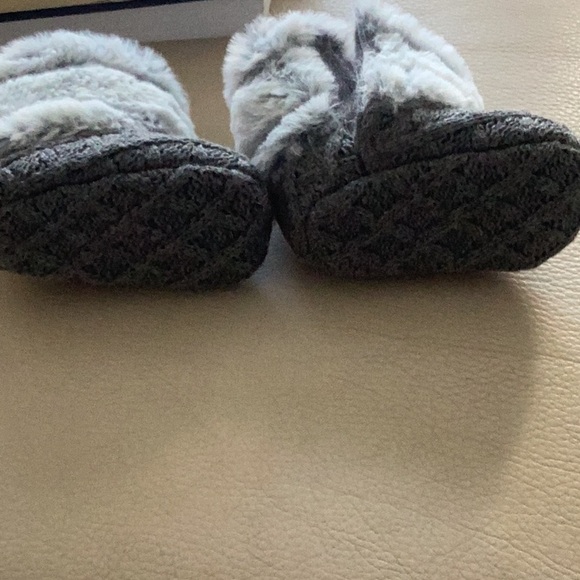Stepping Stone 3 to 6 months adorable knit with fur and Velcro closure shoes - Picture 4 of 5